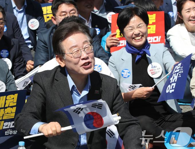 [사진] 환하게 웃는 이재명 대표