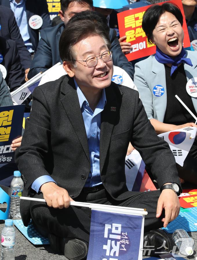 [사진] 환하게 웃는 이재명 대표