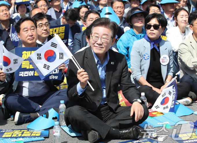 [사진] 태극기 흔드는 이재명 대표