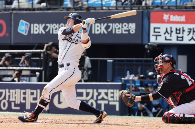 허경민이 1군애 복귀했다. 지난달 12일 오후 서울 송파구 잠실야구장에서 열린 2024 KBO리그 kt 위즈와 두산 베어스의 더블헤더 1차전 경기, 2회말 1사 만루 두산 허경민이 1타점 적시타를 치고 있다./사진=뉴시스