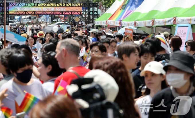 1일 오후 서울 종각역 일대에서 열린 '2024 서울퀴어문화축제'에서 참가자들이 축제를 즐기고 있다. 2024.6.1/뉴스1 ⓒ News1 이동해 기자