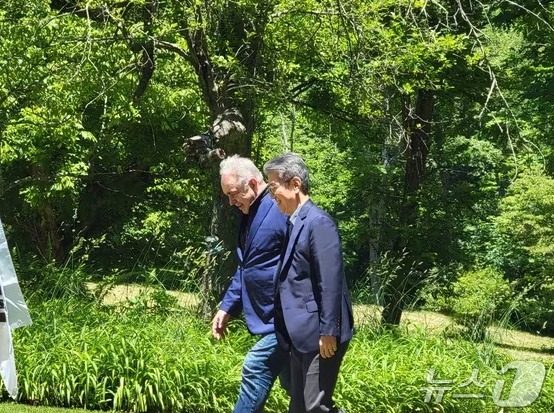 김홍균 외교부 1차관과 커트 캠벨 미 국무부 부장관이 31일(현지시간) 워싱턴DC 인근에서 개최된 한미일 외교차관 협의회 전 기자회견을 갖기 위해 함께 이동하고 있다. 사진은 워싱턴특파원단 제공. 2024.5.31.