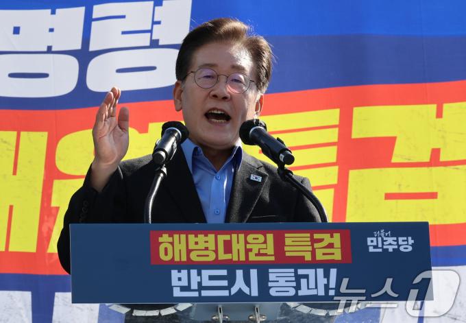 [사진] 인사말하는 이재명 대표