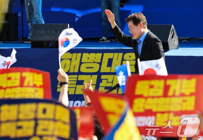 [사진] 윤석열정권 규탄 및 해병대원 특검법 관철 위한 범국민 대회 참석하는 이재명 대표