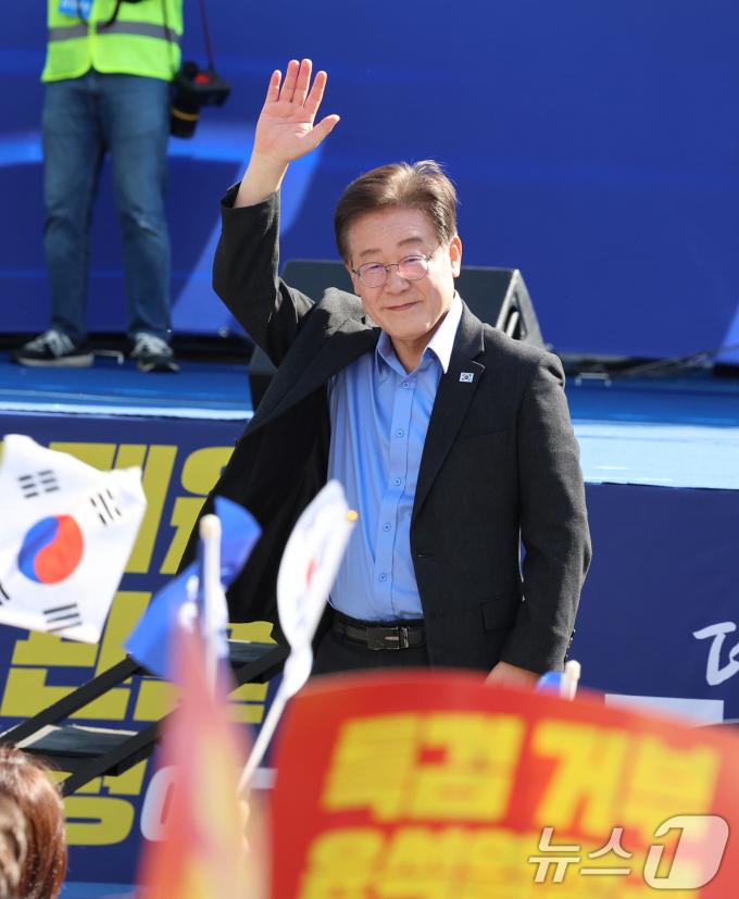 [사진] 지지자들 향해 인사하는 이재명 대표