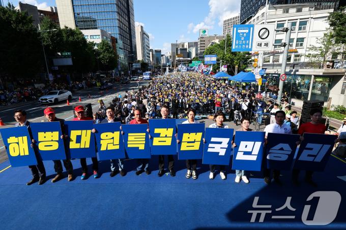 [사진] 피켓 퍼포먼스하는 이재명 대표와 해병대 전우회 회원들