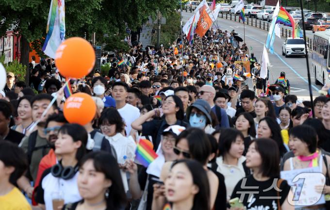 [사진] '서울 도심 속 퀴어 퍼레이드 행렬'