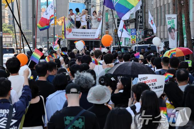 [사진] 행진하는 퀴어 퍼레이드 참석자들