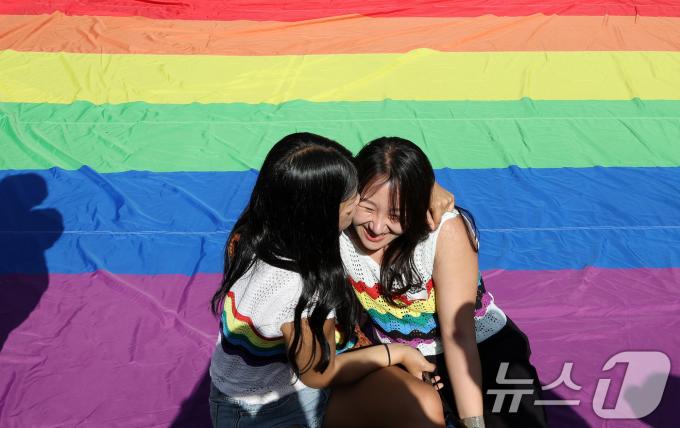 [사진] 커플티 입은 퀴어 퍼레이드 커플