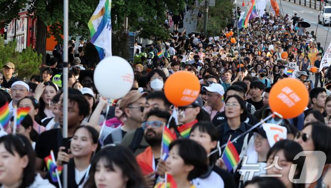 [사진] 끝이 안보이는 서울 퀴어 퍼레이드