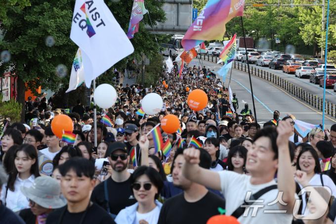 [사진] 퍼레이드 즐기는 퀴어 축제 참석자들