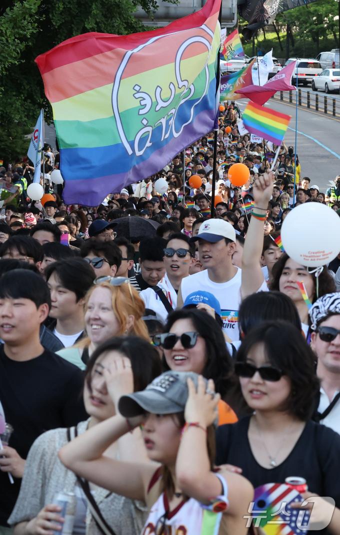 [사진] 서울 도심 퀴어축제 행렬