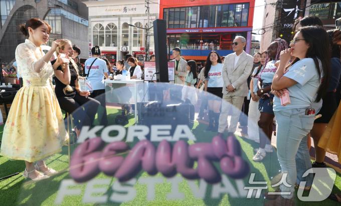 [사진] 유인촌 장관, 코리아뷰티페스티벌 방문