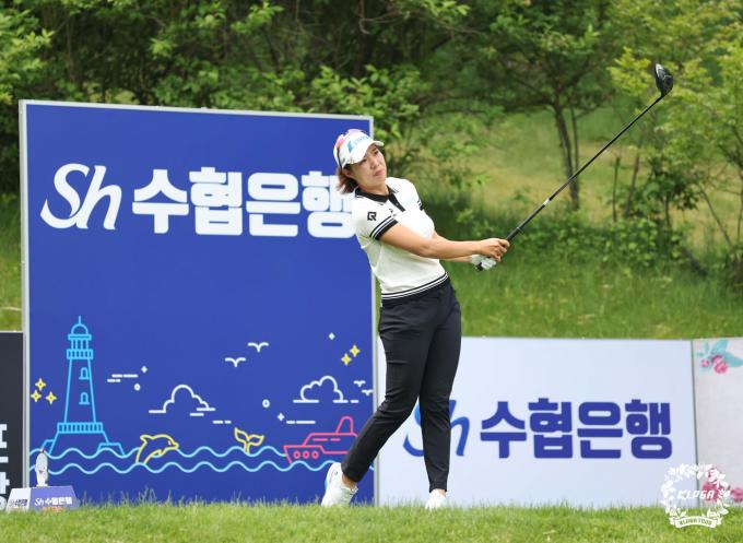 [사진] 티샷하는 최민경