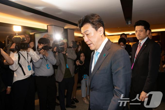 [사진] 한일 국방장관 회담장 향하는 기하라 미노루 일본 방위상