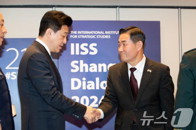 [사진] 일 방위상 손 잡은 신원식 장관