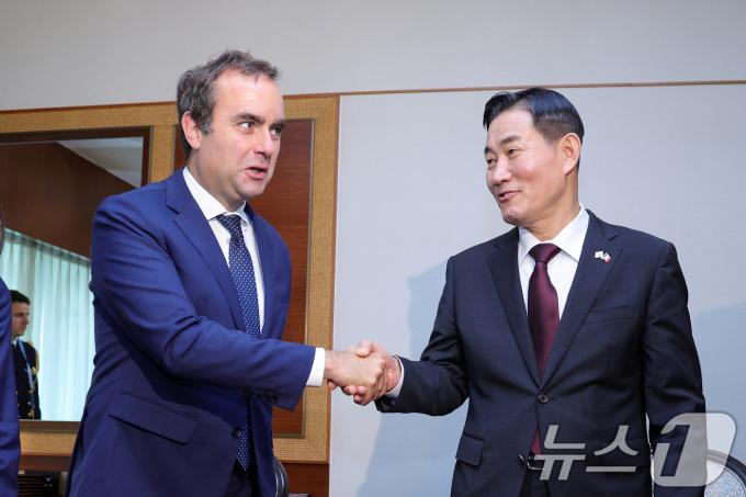 [사진] 악수하는 한-프랑스 국방장관