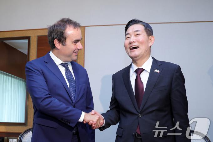 [사진] 미소 짓는 한-프랑스 국방장관