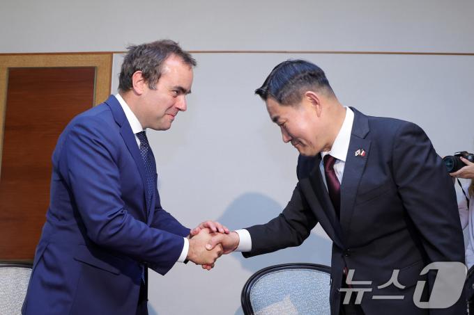 [사진] 손 맞잡은 한-프랑스 국방장관