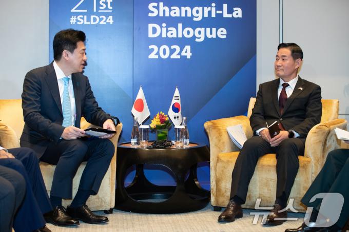 신원식 국방부 장관이 1일 싱가포르 샹그릴라 호텔에서 열린 아시아안보회의(샹그릴라 대화) 계기 한일 국방장관 회담에서 기하라 미노루 일본 방위상과 대화하고 있다. 2024.6.1/뉴스1 ⓒ News1 이승배 기자