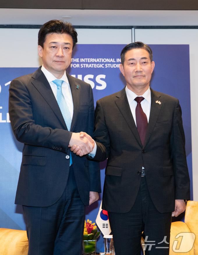 신원식 국방부 장관이 1일 싱가포르 샹그릴라 호텔에서 열린 아시아안보회의(샹그릴라 대화) 계기 한일 국방장관 회담에서 기하라 미노루 일본 방위상과 기념촬영하고 있다.  2024.6.1/뉴스1 ⓒ News1 이승배 기자