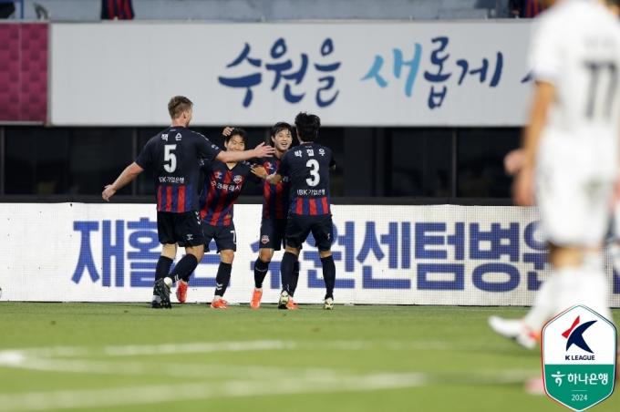전반 막판 추가 골을 터트린 뒤 기뻐하는 수원FC 선수들 (한국프로축구연맹 제공)