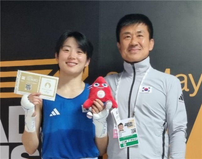 2024 파리 올림픽 출전권을 획득한 오연지(왼쪽). (대한복싱협회 제공)
