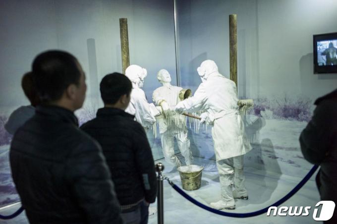 중국 북동부 헤이룽장성 하얼빈에 있는 731부대 박물관에서 인체 실험 장면 방문객들이 재현된 일본군의 인체 실험 장면을 보고 있다. (사진은 기사 내용과 무관함) / 뉴스1 ⓒ News1 2015.01.07/뉴스1 ⓒ AFP=뉴스1 ⓒ News1 김민수 기자