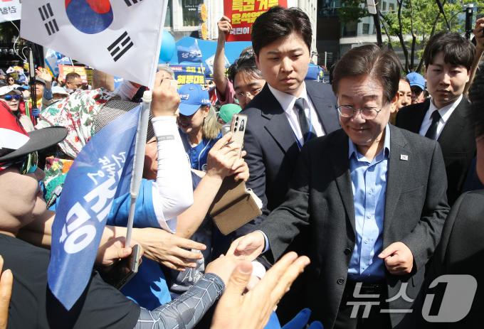 이재명 더불어민주당 대표가 1일 서울 용산구 서울역 인근에서 열린 윤석열정권 규탄 및 해병대원 특검법 관철을 위한 범국민대회에서 참석자들과 인사를 나누고 있다. 2024.6.1/뉴스1 ⓒ News1 임세영 기자