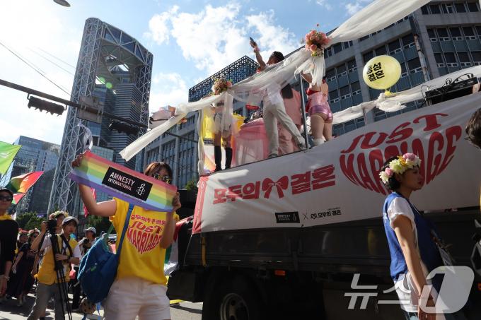 [뉴스1 PICK]무더위 속 서울 '15만' 퀴어축제…도심 곳곳 맞불 집회 '충돌은 없어'