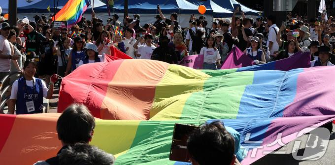 [뉴스1 PICK]무더위 속 서울 '15만' 퀴어축제…도심 곳곳 맞불 집회 '충돌은 없어'