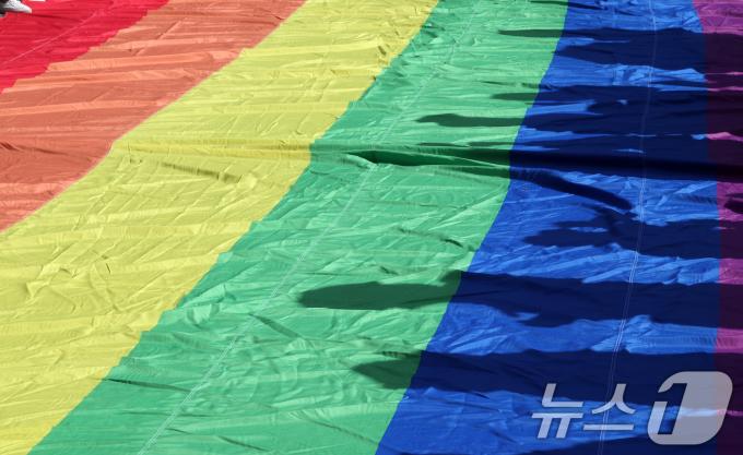 [뉴스1 PICK]무더위 속 서울 '15만' 퀴어축제…도심 곳곳 맞불 집회 '충돌은 없어'