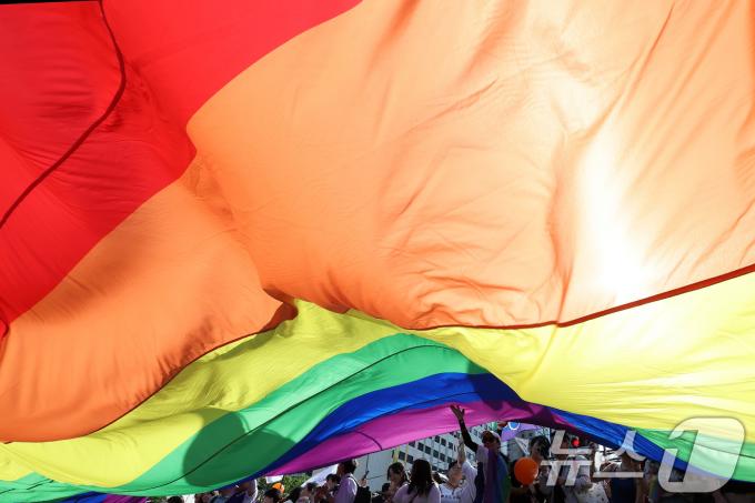 1일 오후 서울 종각역 일대에서 열린 '2024 서울퀴어문화축제'를 찾은 시민들이 무지개 깃발이 펼쳐지자 환호하고 있다. 2024.6.1/뉴스1 ⓒ News1 이동해 기자