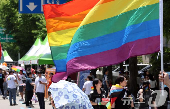 1일 오후 서울 종각역 일대에서 열린 '2024 서울퀴어문화축제'에서 참가자들이 축제를 즐기고 있다. 2024.6.1/뉴스1 ⓒ News1 이동해 기자