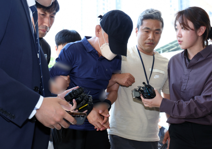 서울 강남의 한 오피스텔에서 모녀를 흉기로 찌르고 달아난 뒤 하루 만에 검거된 60대 남성 용의자가 지난달 31일 오전 서울 수서경찰서로 압송됐다. /사진=뉴스1