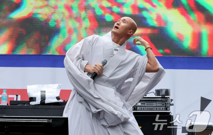 뉴진스님으로 활동하는 개그맨 윤성호/뉴스1 ⓒ News1