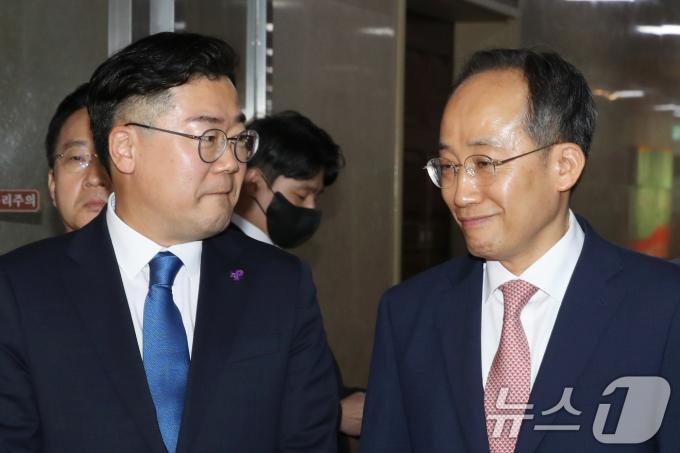추경호 국민의힘 원내대표(오른쪽)와 박찬대 더불어민주당 원내대표가 27일 오전 서울 여의도 국회의장실에서 여야 원내대표 회동을 마치고 취재진 질문을 듣고 있다. 2024.5.27/뉴스1 ⓒ News1 이광호 기자