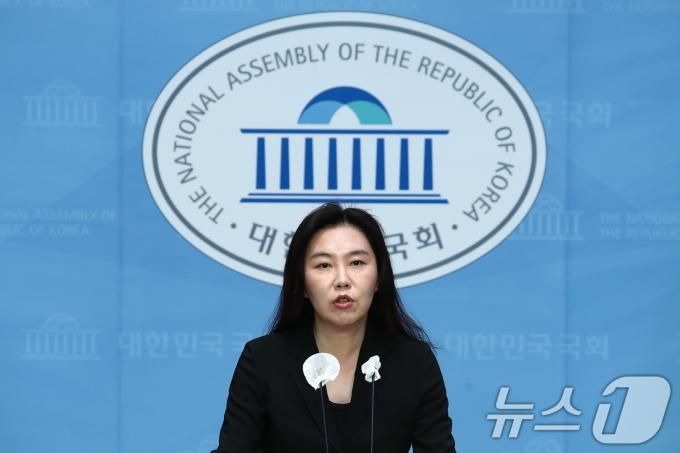 [사진] 강유정 원내대변인, 22대 국회 원 구성 관련 브리핑