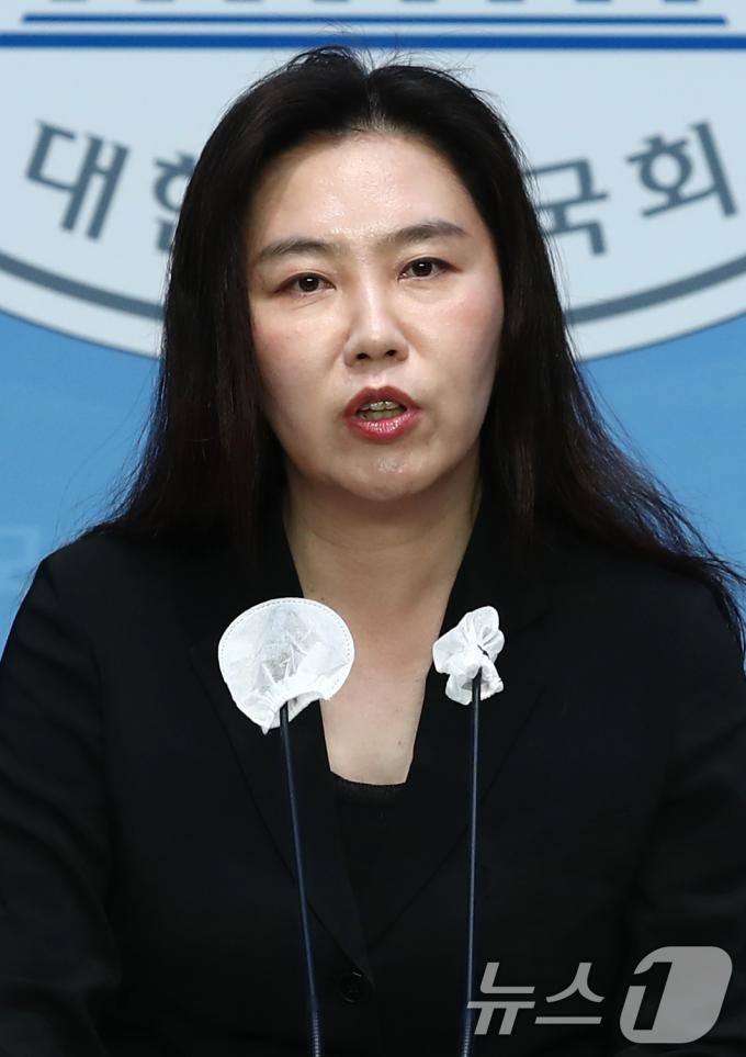 [사진] 22대 국회 원 구성 관련 브리핑하는 강유정 원내대변인