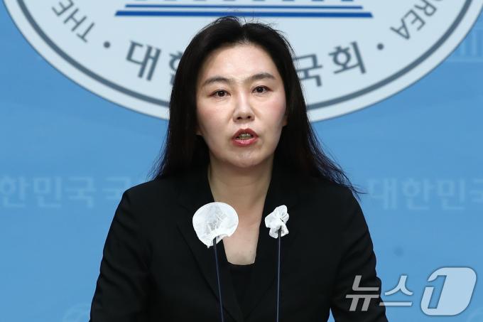 [사진] 22대 국회 원 구성 관련 브리핑하는 강유정 원내대변인