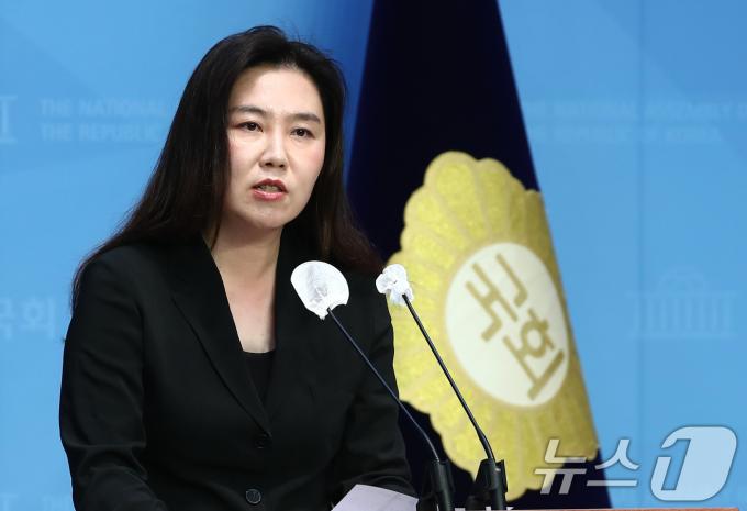 [사진] 강유정 원내대변인, 22대 국회 원 구성 관련 브리핑