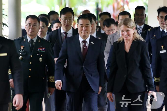 [사진] 회담장 향하는 신원식 국방장관