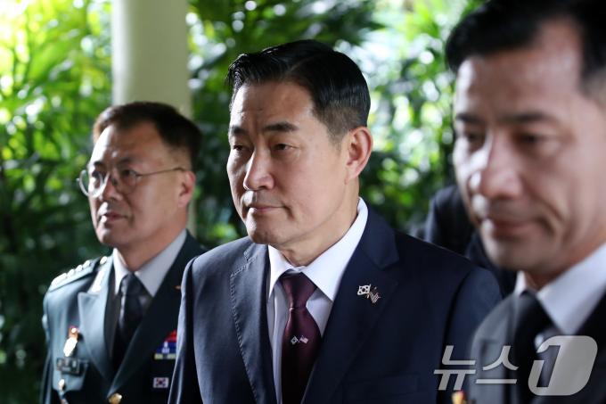 [사진] 회담장 향하는 신원식 장관