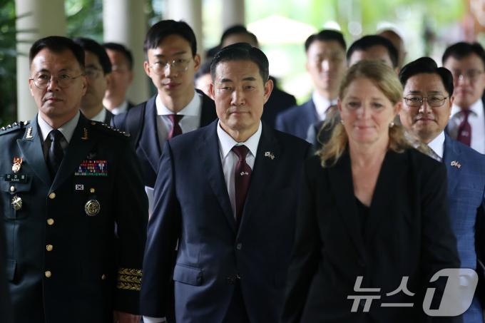[사진] 로이드 오스틴 미 국방장관 회담 향하는 신원식 장관