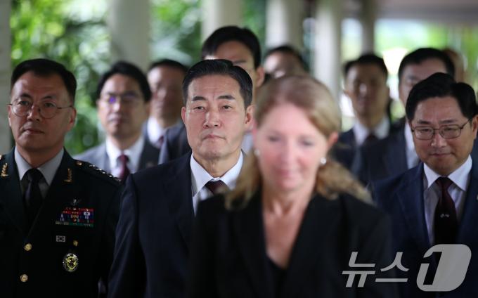 [사진] 신원식 장관 '한미 국방장관 회담 위해'