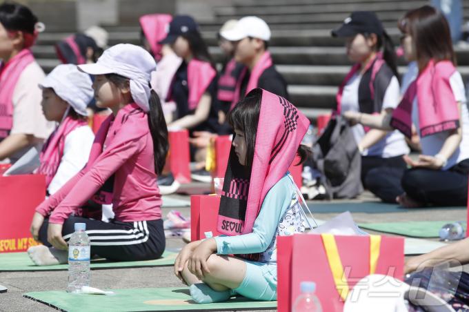 [사진] 한강에서 즐기는 쉬엄쉬엄 요가