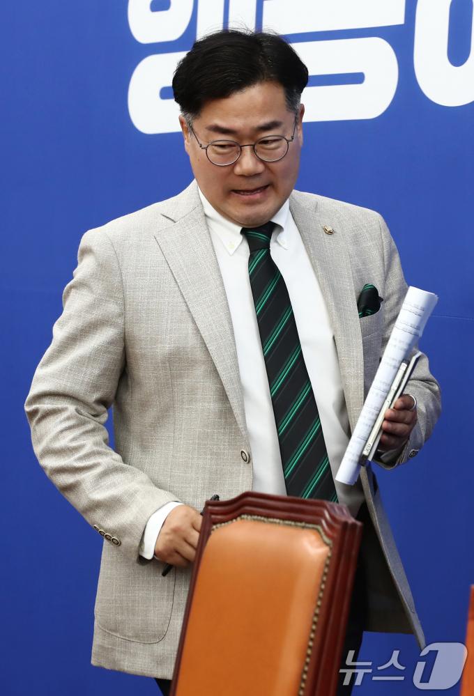 [사진] 기자간담회 참석하는 박찬대 원내대표