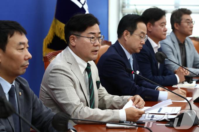[사진] 22대 국회 원구성 관련 기자간담회 하는 박찬대 원내대표