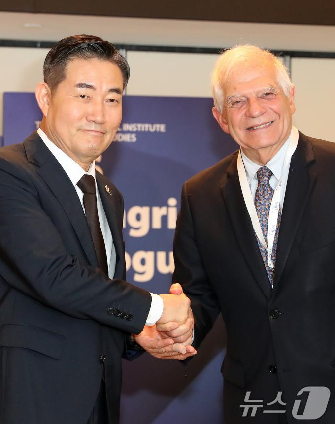 [사진] 샹그릴라 대화 손 맞잡은 한-EU