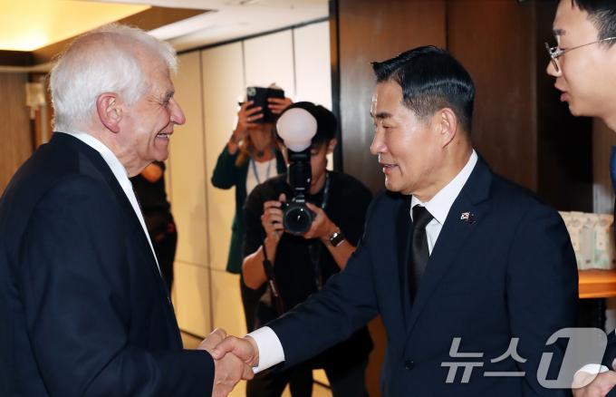 [사진] EU와 회담 갖는 신원식 국방 장관